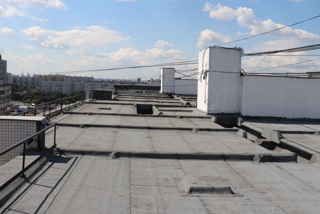 Крышу дома в Орехове-Борисове Южном проверили после капитального ремонта. Фото: Александра Сарычева